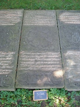 Het middelste graf is van Hilye Tiddens